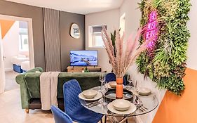 Super Central 2 Bedroom Flat I Next To Shopping Center & Brighton Beach